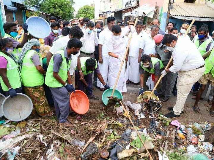 Electricity Minister SenthilBalaji engaged in cleaning work in Karur குப்பைகளை அள்ளிக் குவித்த அமைச்சர் செந்தில் பாலாஜி!