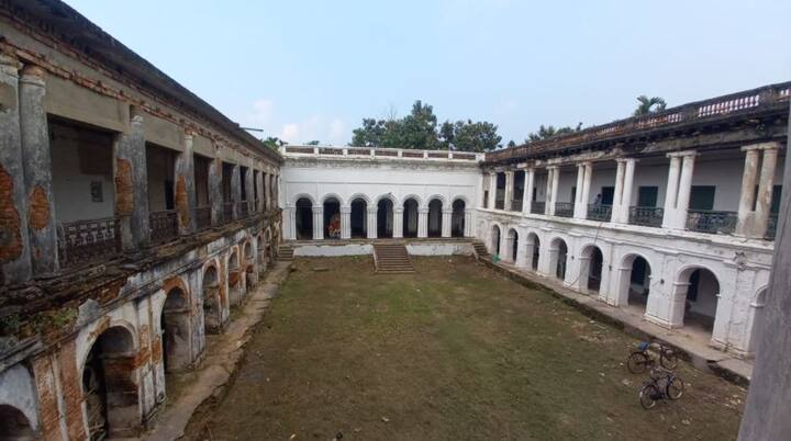 আজ তৃতীয়া। পুজোর ঢাকে কাঠি পড়ে গিয়েছে। সর্বত্র প্রস্তুতি শেষ। বনেদি বাড়ি থেকে বারোয়ারি পুজো।