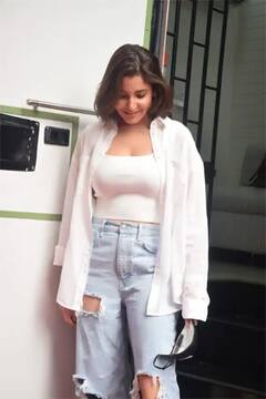 PHOTO : सेम टू सेम! अनुष्का शर्मा आणि तारा सुतारियाच्या लूकची चर्चा