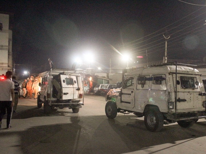 Jammu Kashmir News: श्रीनगर में आतंकियों ने पुलिस टीम पर की फायरिंग, जवाबी कार्रवाई में एक आतंकी ढेर