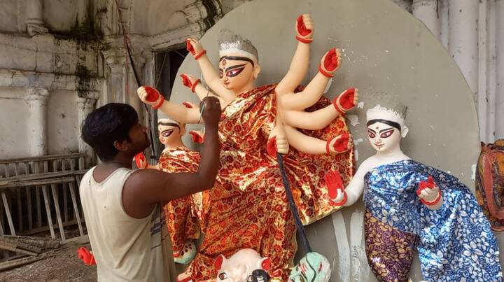 কথিত আছে, সাধনা করে এখানেই তিনি দেবী দুর্গার দর্শন পেয়েছিলেন। তারপরই শুরু করেছিলেন আরাধনা। সেই থেকে প্রথা মেনে বংশপরম্পরায় হয়ে আসছে পুজো।