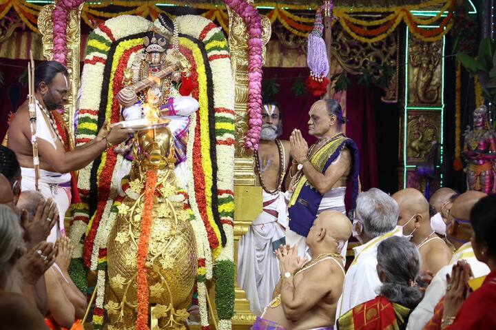 కొవిడ్ నిబంధనల కారణంగా రాష్ట్ర ప్రభుత్వాల ఆదేశాల‌ మేరకు శ్రీవారి బ్రహ్మోత్సవాలను టీటీడీ ఏకాంతంగా నిర్వహిస్తోంది.