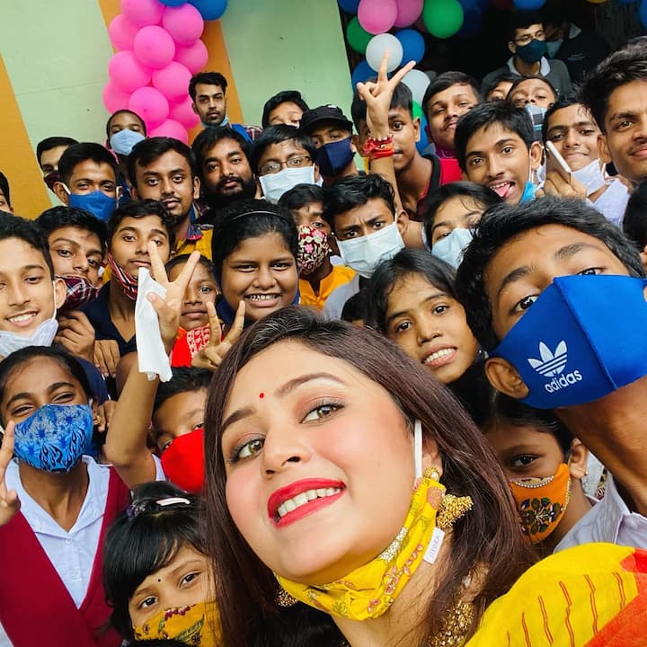 করোনা পরিস্থিতিতে বন্ধ স্কুল। ছোটদের থেকে দূরে থাকার মনখারাপ বারবার সোশ্যাল মিডিয়ায় লিখেছিলেন ঋতাভরী। তবে আজ করোনাবিধি মেনেই স্কুলে সমস্ত আয়োজন করেছিলেন ঋতাভরী