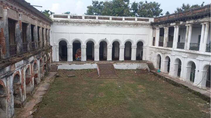 এবারে পুজো হচ্ছে কালীপ্রসাদ মুখোপাধ্যায় এর সপ্তম উত্তরাধিকারী কুমার সোহন মুখোপাধ্যায়ের তত্ত্বাবধানে।