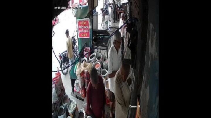 Gonda: Thieves stole from the market in broad daylight, police engaged in investigation of the case ANN Gonda: चोरों ने बड़ी सफाई से उड़ाए पैसे, लेकिन हुआ कुछ ऐसा कि कैमरे में हो गए कैद