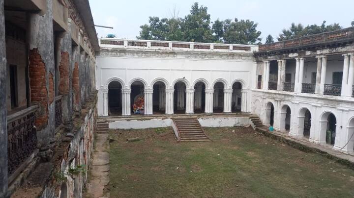 হুগলির চণ্ডীতলা জনাই রাজবাড়ির পুজো আনুমানিক ২৫০ বছরের পুরনো। পুজোর সূচনা করেছিলেন কালীপ্রসাদ মুখোপাধ্যায়। পুজোর পরিচিতি কালীবাবুর পুজো নামে।