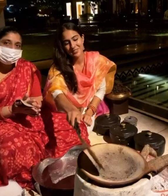 উদয়পুরে ছুটি কাটাতে গিয়েছিলেন সারা আলি খান। সেখানে গিয়ে একাধিক ছবিও শেয়ার করেছেন সারা আলি খান। কিন্তু হঠাৎই অভিনেত্রীকে দেখা গেল রুটি করছেন!