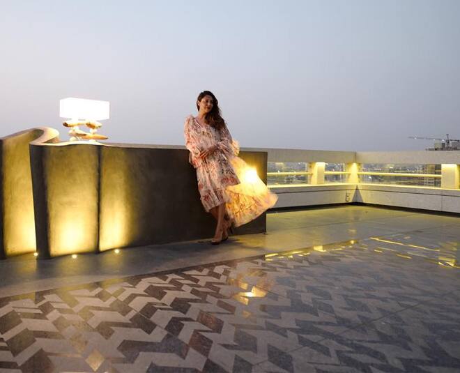 रिपोर्ट्स की मानें तो गौरी और शाहरुख की सालाना इनकम 256 करोड़ के करीब है. जहां शाहरुख की नेट वर्थ 5100 करोड़ है तो गौरी की नेट वर्थ 1600 करोड़ है.