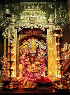 Kanaka Durga Temple: బాలాత్రిపుర సుందరిగా దుర్గమ్మ.. అమ్మవారిని దర్శించుకున్న సినీ నటి శ్రియా..