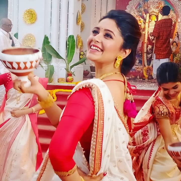 তবে কেবল পঠন-পাঠন নয়, বিভিন্ন উৎসব অনুষ্ঠানে ওইসব কচিকাঁচাদের মধ্যে পৌঁছে যান ঋতাভরী। তাঁদের নিয়েই কাটে ঋতাভরীর বিশেষ দিনগুলি।