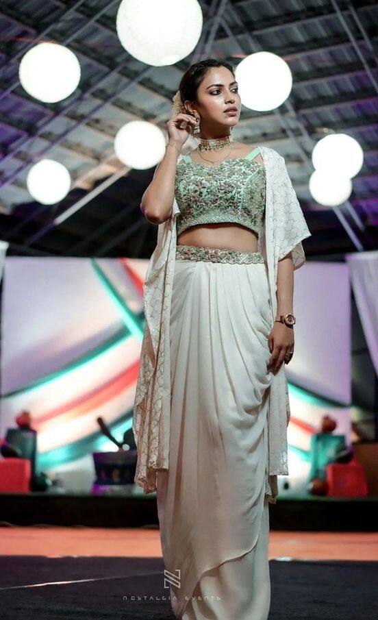 யாரு எந்தன் வார்த்தை மீது மௌனம் வைத்தது இன்று பேசாமல் கண்கள் பேசுது