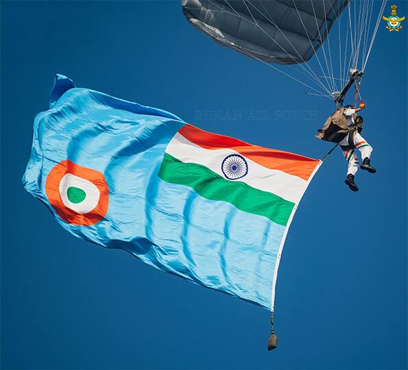 देश स्वतंत्र होण्यापूर्वी भारतीय वायुसेनेचे नाव 'रॉयल इंडियन एयर फोर्स' असे ठेवण्यात आले होते. त्यानंतर देश स्वतंत्र्य झाल्यावर नावामधील रॉयल हा शब्द काढून 'इंडियन एयर फोर्स' असे नाव ठेवण्यात आले. (Photo Credit : twitter @IAF_MCC)