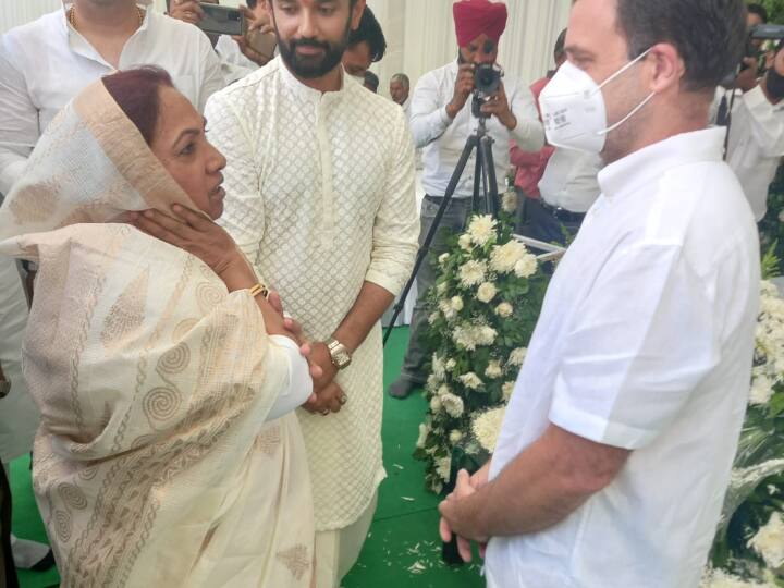 राहुल गांधी ने इस मौके पर लालू प्रसाद से मुलाकात कर उनके स्वास्थ्य के बारे में जानकारी ली. कांग्रेस नेता ने पासवान को श्रद्धांजलि देने और लालू से मुलाकात करने की तस्वीरें साझा करते हुए ट्वीट किया, ‘‘श्री रामविलास पासवान जी की प्रथम पुण्यतिथि पर भावभीनी श्रद्धांजलि. इस अवसर पर लालू प्रसाद यादव जी से भी भेंट हुई. उन्हें स्वस्थ देखकर अच्छा लगा.’’