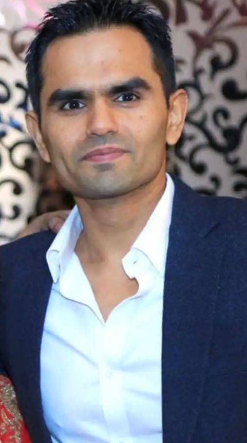 ਸਮੀਰ ਵਾਨਖੇੜੇ ਦੀ ਪਤਨੀ ਕ੍ਰਾਂਤੀ ਰੈਡਕਰ ਹੈ, ਜੋ ਖੁਦ ਇੱਕ ਅਭਿਨੇਤਰੀ ਹੈ। ਕ੍ਰਾਂਤੀ ਰੈਡਕਰ ਨੇ ਅਜੇ ਦੇਵਗਨ ਸਟਾਰਰ ਗੰਗਾਜਲ (2003) ਵਿੱਚ ਮੁੱਖ ਭੂਮਿਕਾ ਨਿਭਾਈ ਸੀ।