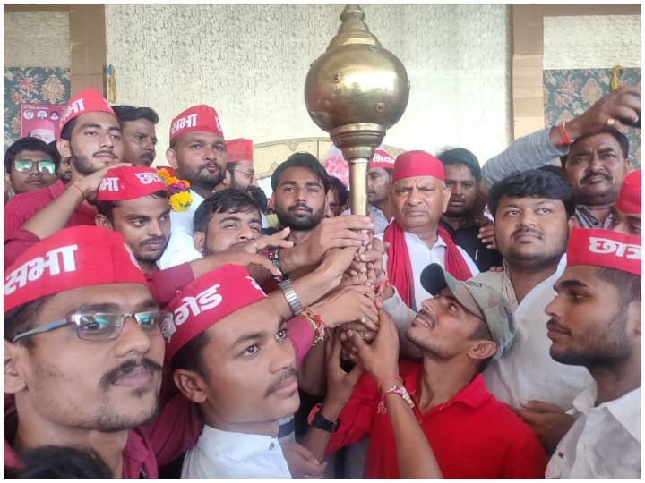 UP: महोबा में मंच के फर्श पर बैठे सपा प्रदेश अध्यक्ष नरेश उत्तम पटेल, जानिए क्या थी वजह