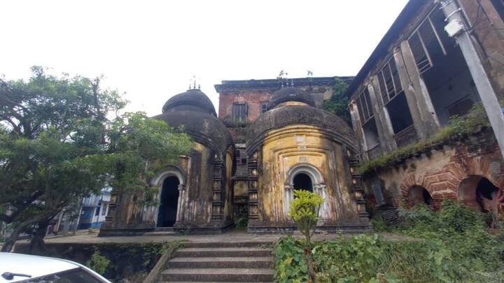 সময় পাল্টেছে সময়ের নিয়মে। কিন্তু প্রথা মেনে ২৫০ বছর ধরে পুজো হয়ে আসছে বংশপরম্পরায়।