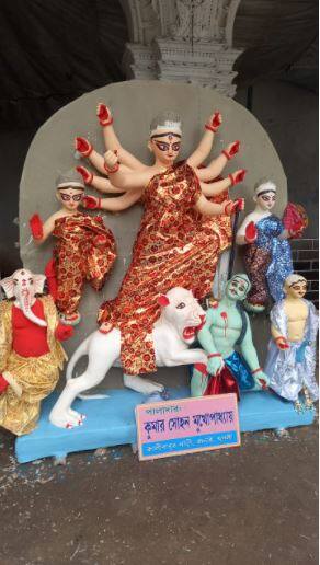 হুগলির জনাই রাজবাড়ির পুজো হয় বৈষ্ণব মতে। হয় না কোনও আমিষ ভোগ। রাজ্যপাট না থাকলেও হারায়নি সহজাত আভিজাত্য৷