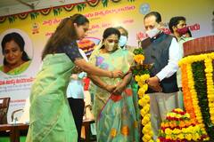 Batukamma Celebrations: బతుకమ్మ వేడుకల్లో గవర్నర్ తమిళిసై, ఎమ్మెల్సీ కవిత.. తెలుగు వర్సిటీలో ఘనంగా సంబరాలు..