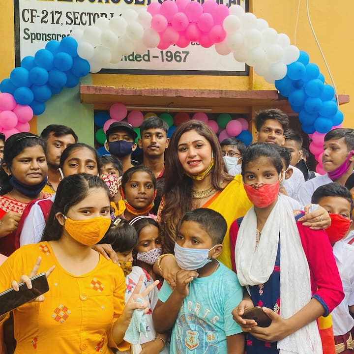 ছবি শেয়ার করে ঋতাভরী জানালেন, আজ তাঁর স্কুলের ছোটদের নতুন জামা পরার দিন। সেইসঙ্গে এদিন স্কুলে আয়োজন করা হয়েছিল কবিতা ওয়ার্কশপেরও।