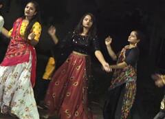 Navratri@Day 1 : શેરી ગરબામાં જામ્યો રંગ, યુવતીઓ મન મૂકીને નાચી, જુઓ તસવીરો