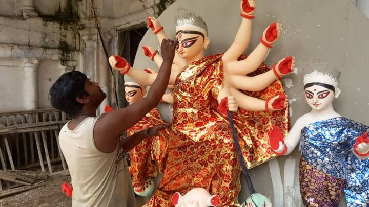 পলাশীর যুদ্ধের সময় তৈরি হয় এই রাজবাড়ি। তৎকালীন ব্রিটিশের সঙ্গে সুসম্পর্ক ছিল কালীবাবুর। কালীবাবু অনেকদিন ভাগলপুরের দেওয়ান হিসেবে ছিলেন, জন্মস্থান বেনারস।