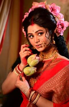 পুজোয় বিশেষভাবে সক্ষম শিশুদের হাতে নতুন পোশাক তুলে দিলেন 'দুর্গা' ঋতাভরী