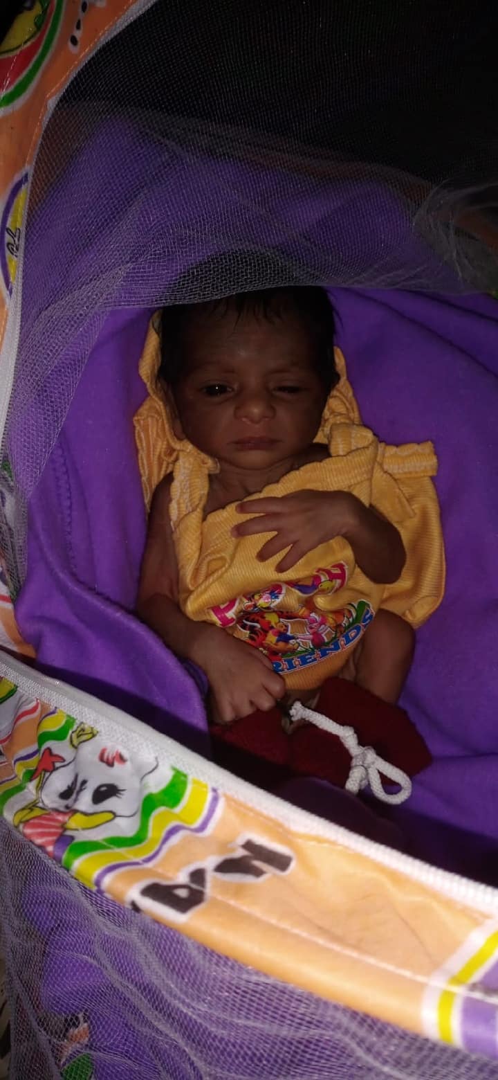 Dharmapuri: An orphaned child rescued at a bike stand near Harur தருமபுரி: அரூர் அருகே பைக் ஸ்டாண்டில் அனாதையாக விடப்பட்ட பச்சிளம் குழந்தை மீட்பு...!
