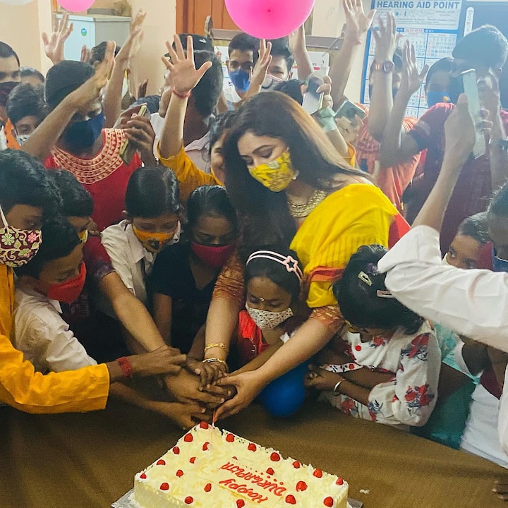 কচিকাঁচাদের সঙ্গে হাত মিলিয়ে কেক কাটেন ঋতাভরী। সবার হাতে তুলে দেন নতুন পোশাক, খাবার।