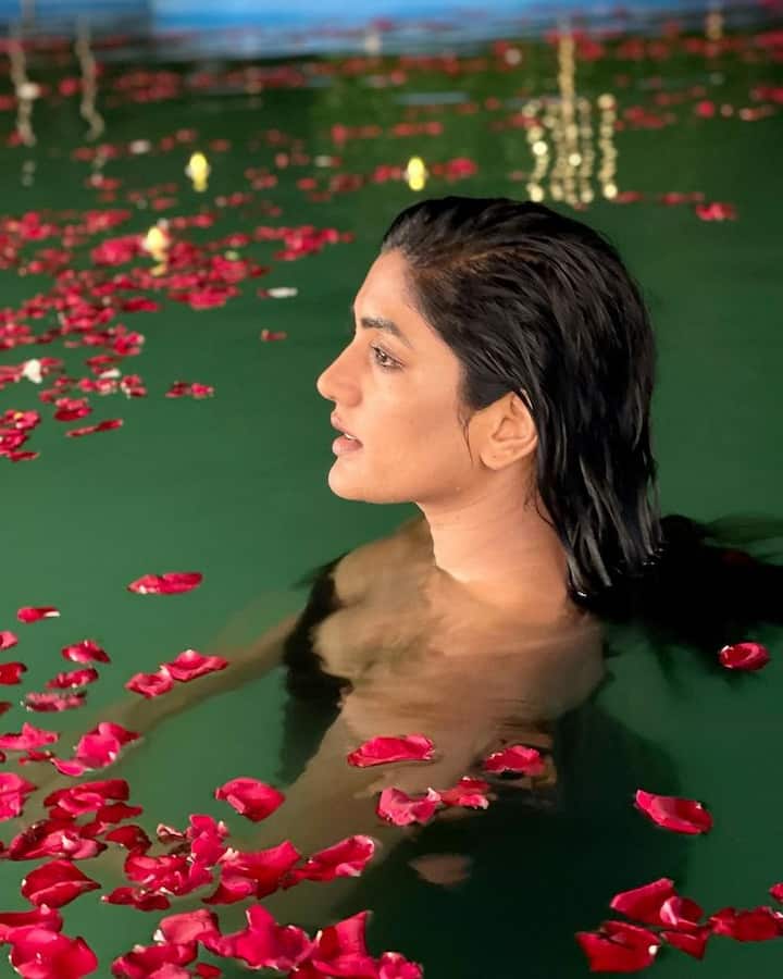 (Courtesy : Instagram) ఈ మధ్యకాలంలో గ్లామర్ డోస్ బాగా పెంచింది ఈ తెలుగమ్మాయి.