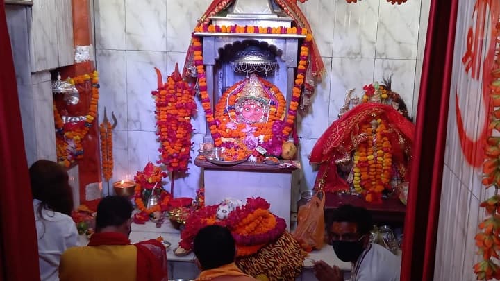 Navratri 2021: Maa Chandi Devi Temple Haridwar ANN Navratri 2021: हरिद्वार में प्रसिद्ध है चंडी देवी मंदिर, श्रद्धालुओं की लगी भीड़, यहां खम्ब रूप में विराजमान हैं माता