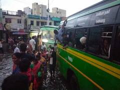 கனமழையால் பிரேக் பிடிக்காத அரசு பஸ்... போலீஸ் ஜீப்பில் மோதி நிறுத்திய டிரைவர்... பெண் படுகாயம்!