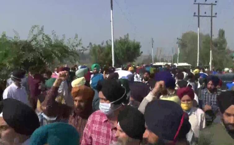 J-K: Sikh Community Members Raise Slogans Against TRF During Supinder Kaur's Funeral Procession J-K: Sikh Community Members Raise Slogans Against TRF During Supinder Kaur's Funeral Procession