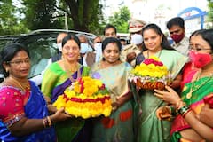 Batukamma Celebrations: బతుకమ్మ వేడుకల్లో గవర్నర్ తమిళిసై, ఎమ్మెల్సీ కవిత.. తెలుగు వర్సిటీలో ఘనంగా సంబరాలు..