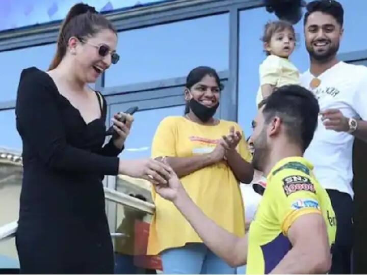 deepak chahar propose girlfriend in ground csk vs pb match ipl 2021 IPL ने बना दी जोडी... सामन्यानंतर CSK च्या स्टार गोलंदाजानं गर्लफ्रेंडला मैदानातच केलं प्रपोज