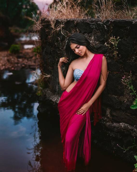 In Pics: फोटोशूट के दौरान इस हीरोइन ने गिराया अपनी साड़ी का पल्लू, Sizzling Photos हो रही है वायरल