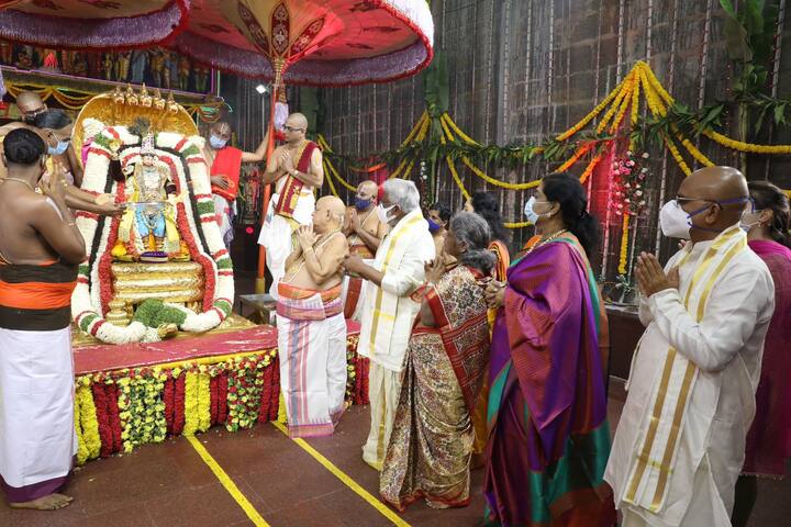 శ్రీవారి బ్రహ్మోత్సవాల్లో బ్రహ్మరథం, వృషభ, అశ్వ, ఏనుగులదే అగ్రస్థానం. కానీ కోవిడ్ - 19 కారణంగా ఆలయంలోని కల్యాణమండపంలో స్వామివారి వాహనసేవలు ఏకాంతంగా జరుగుతున్న విషయం విదితమే. శ్రీవారి ఆలయంలోని కల్యాణమండపంలో నమూనా బ్రహ్మరథం, వృషభాలు, అశ్వాలు, ఏనుగుల సెట్టింగులు ప్రత్యేక ఆకర్షణగా నిలుస్తున్నాయి.