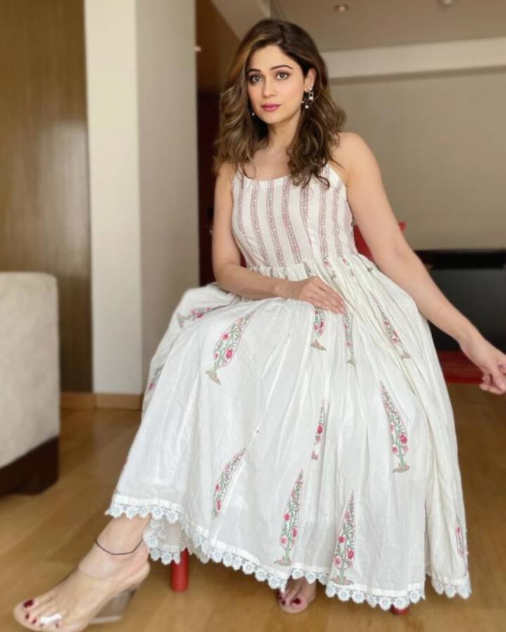 किसी भी कैज़ुअल आउटिंग के लिए आप भी शमिता की तरह एक व्हाइट मैक्सी ड्रेस का चुनाव कर सकती हैं और परफेक्ट दिख सकती हैं.