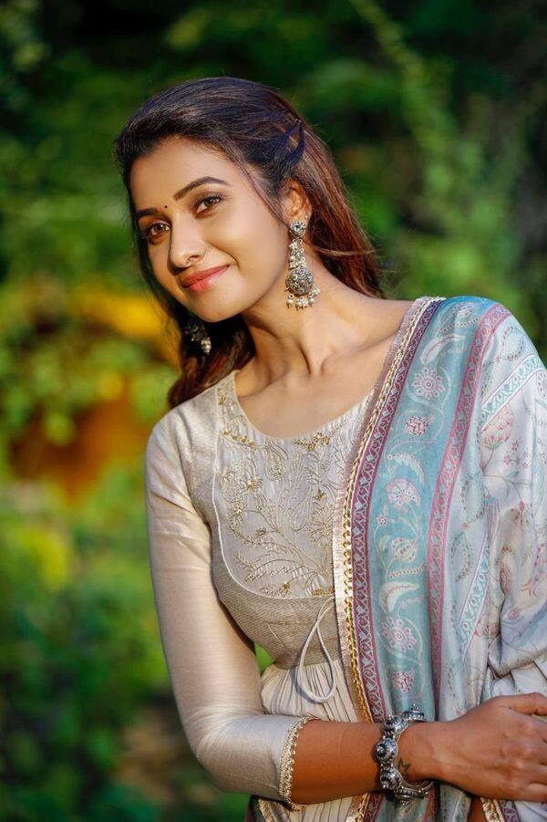 கண்ணால கட்டி போடவா டராரா திண்டாட விட்டு பாக்கவா
