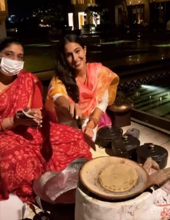 কিন্তু পতৌদি পরিবারের কন্যা হয়েও মন্দিরের সামনে বসে রুটি বানাতে দেখা যায়।