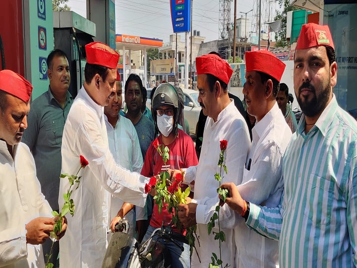 Agra: पेट्रोल की कीमतों ने लगाई सेंचुरी, सपाइयों ने लोगों को गुलाब का फूल देकर जताया विरोध Agra: Petrol prices hit century, Samajwadi Party protested by giving roses to people ANN Agra: पेट्रोल की कीमतों ने लगाई सेंचुरी, सपाइयों ने लोगों को गुलाब का फूल देकर जताया विरोध