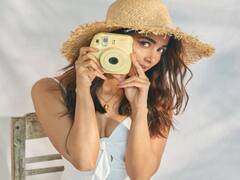 Pooja Hegde pics: கையில் ரோஜா...கொஞ்சம் வெட்கம்...புட்டபொம்மாவின் க்ளிக்...க்ளிக்..க்ளிக்..!