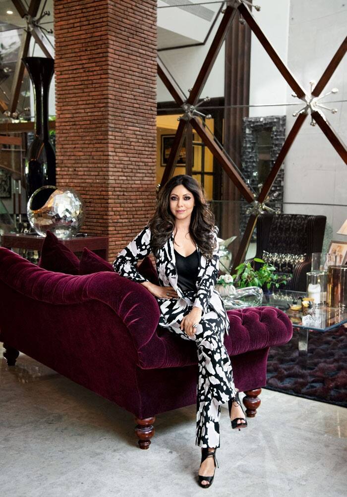 शाहरुख खान और गौरी खान ने साल 1991 में शादी रचाई थी. उस वक्त दोनों ही एक मिडिल क्लास परिवार से ताल्लुख रखते थे लेकिन बहुत कम समय में ही दोनों ने सफलता की एक नई कहानी लिख दी. कपल के तीन बच्चे आर्यन खान, सुहाना खान और अबराम खान हैं और सभी अपने लैविश लाइफस्टाइल को लेकर मशहूर है.