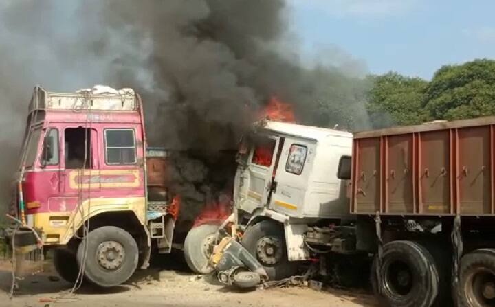 Banaskantha : four vehicle accident on Deesa highway , two died Banaskantha : ડીસામાં ચાર વાહનો વચ્ચે ભયંકર અકસ્માત, ટ્રક-રીક્ષામાં ફાટી નીકળી આગ, 2ના મોત