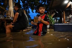 Flood Cafe: People Throng This Flood-Hit Riverside Restaurant For Unique Experience & Scintillating View