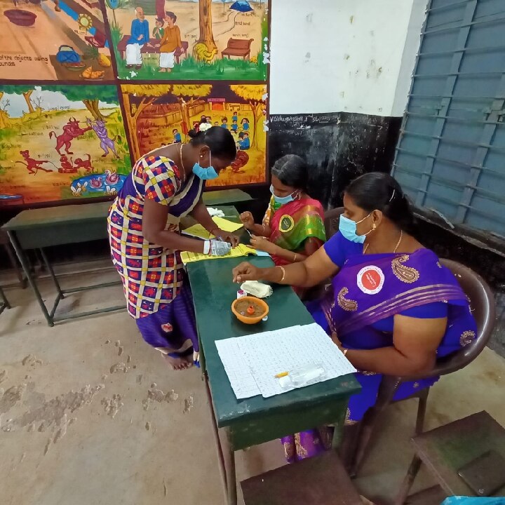 தருமபுரி மாவட்டத்தில் காலியாக உள்ள 3 உள்ளாட்சி பதவிகளுக்கு வாக்குப்பதிவு விறுவிறு