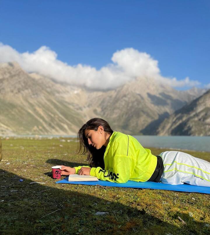 इससे पहले सारा कश्मीर में हॉलिडे मना रही थीं, जहां से उन्होंने बर्फीली वादियों में कैम्पिंग का लुत्फ उठाते हुए कई तस्वीरें सोशल मीडिया पर शेयर की थीं.