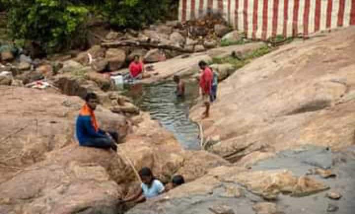Trichy 'Tank Bridge' is a favorite spot for children and youth. இளைஞர்களின் ஹேங் அவுட் ஸ்பார்ட் ஆன திருச்சி தொட்டி பாலம்...!