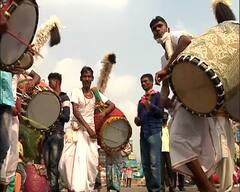 Durga Puja Special : শিয়ালদা স্টেশনে ঢাকিদের ভিড়, চতুর্থীর সকালে মণ্ডপমুখী মাতৃমূর্তি