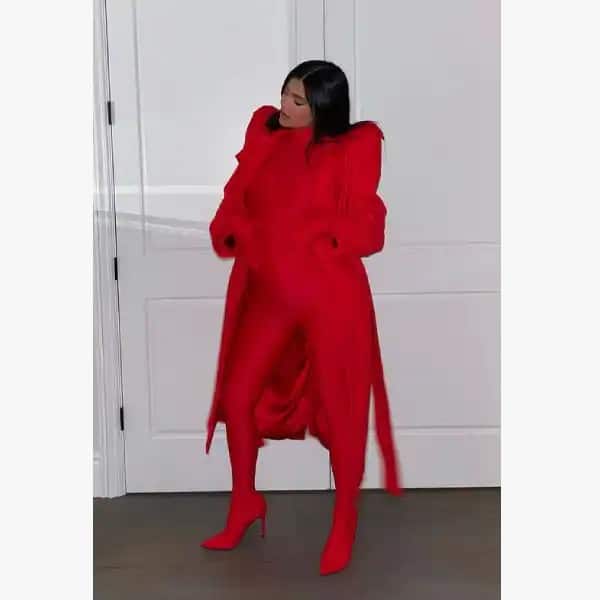 काइली ने इंस्टाग्राम पर कुछ तस्वीरें शेयर की हैं, जिसमें वह रेड शूट और रेड जैकेट में नजर आ रही हैं.