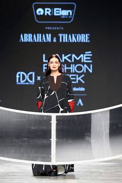 Lakme Fashion Week: मां बनने के बाद पहली बार Dia Mirza ने रैम्प पर बिखेरे अपने हुस्न के जलवे, तस्वीरें देख आप भी हो जाएंगे खूबसूरती पर फिदा